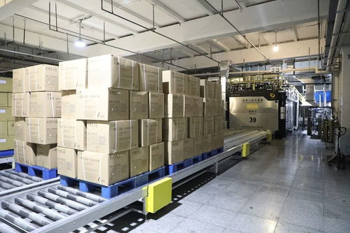 中國企業(yè)加速轉產防疫物資，全力支援一線抗疫防護服需求